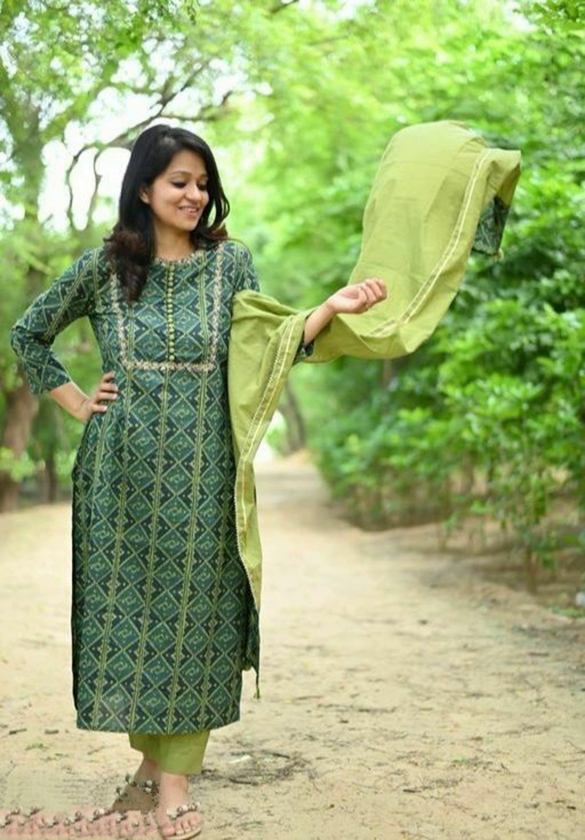 20 Best Photo Poses For Girls In Kurti